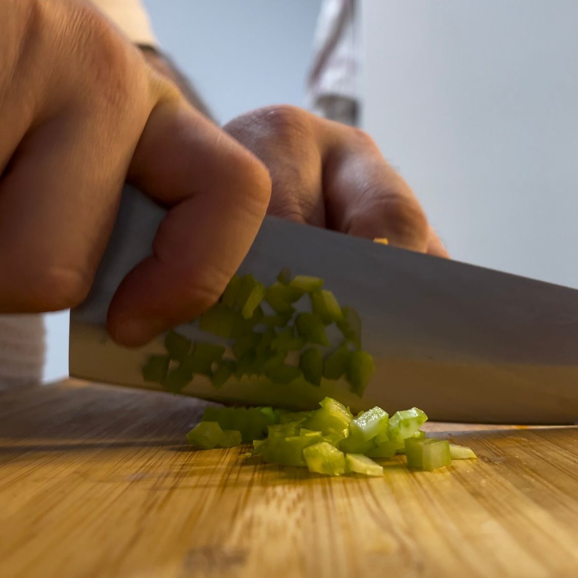 Ingredienti per il soffritto del ragù: carote, sedano e cipolla freschi.