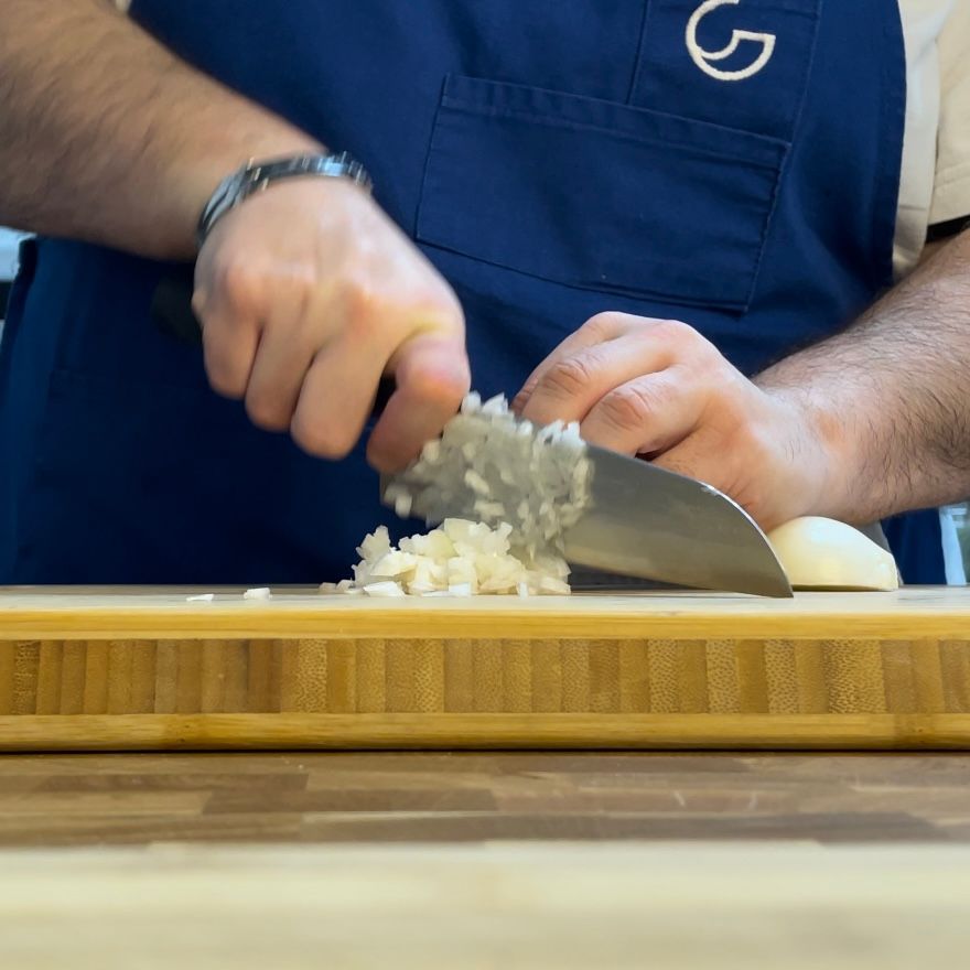 Primo piano del trito di verdure pronto per la cottura.