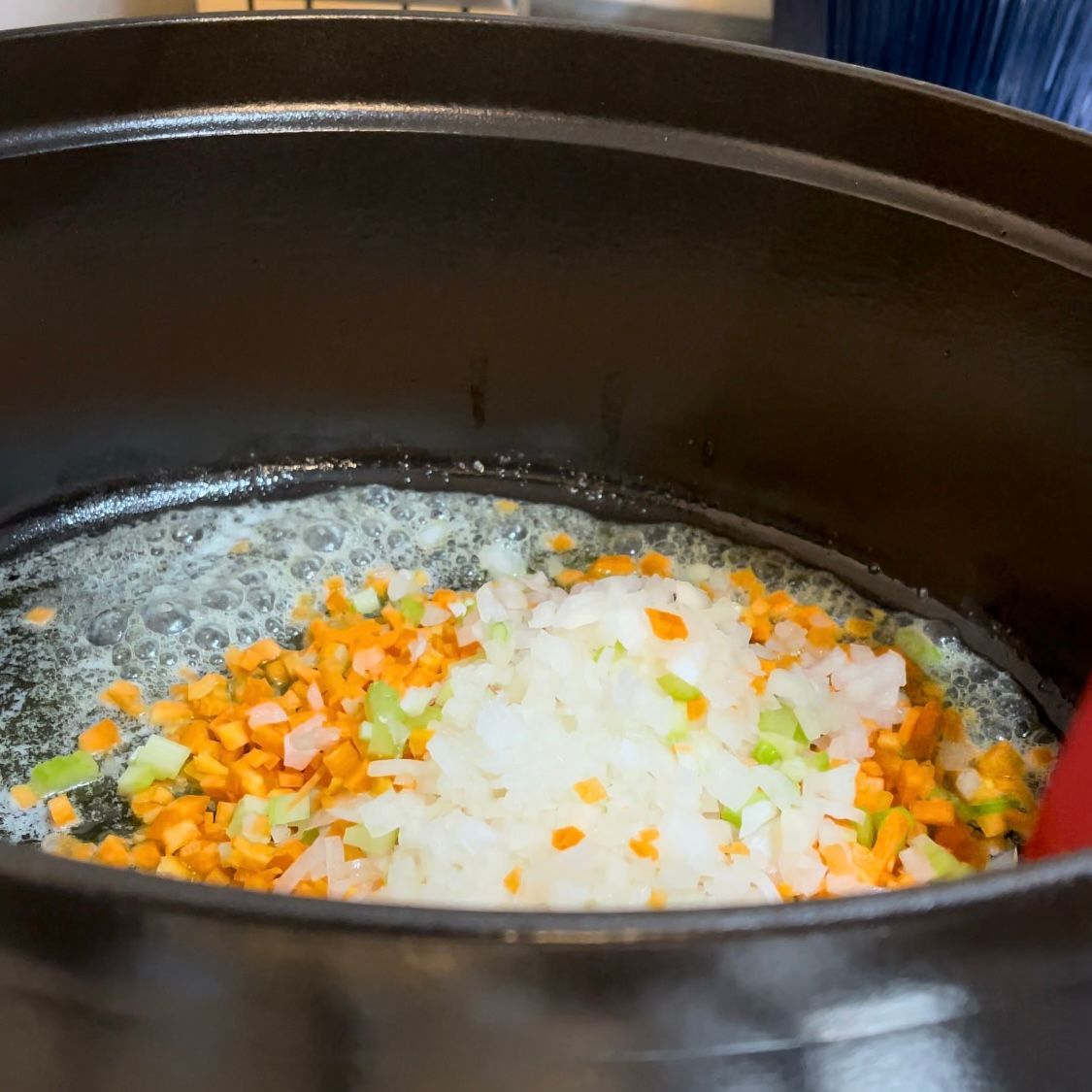 Burro che si scioglie in una pentola di coccio o dal fondo spesso.