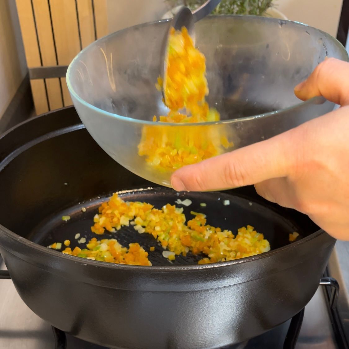 Soffritto cotto alla perfezione, con la cipolla diventata traslucida.