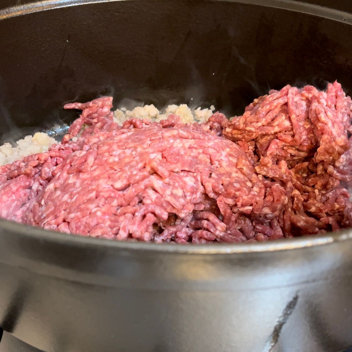 Carne macinata di manzo a grana grossa aggiunta alla pancetta.