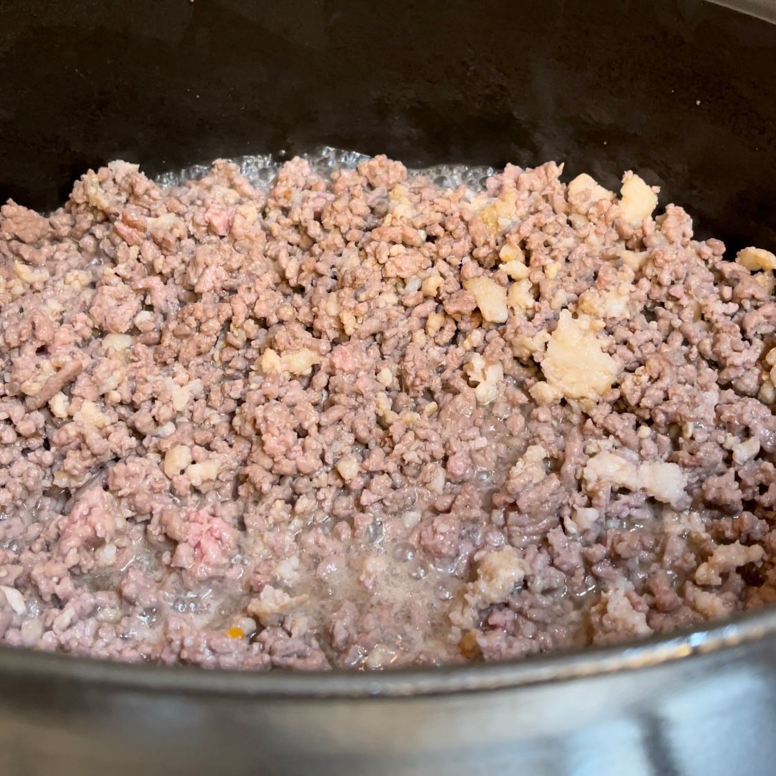 La carne del ragù si rosolata e inizia l''evaporazione dell'acqua.