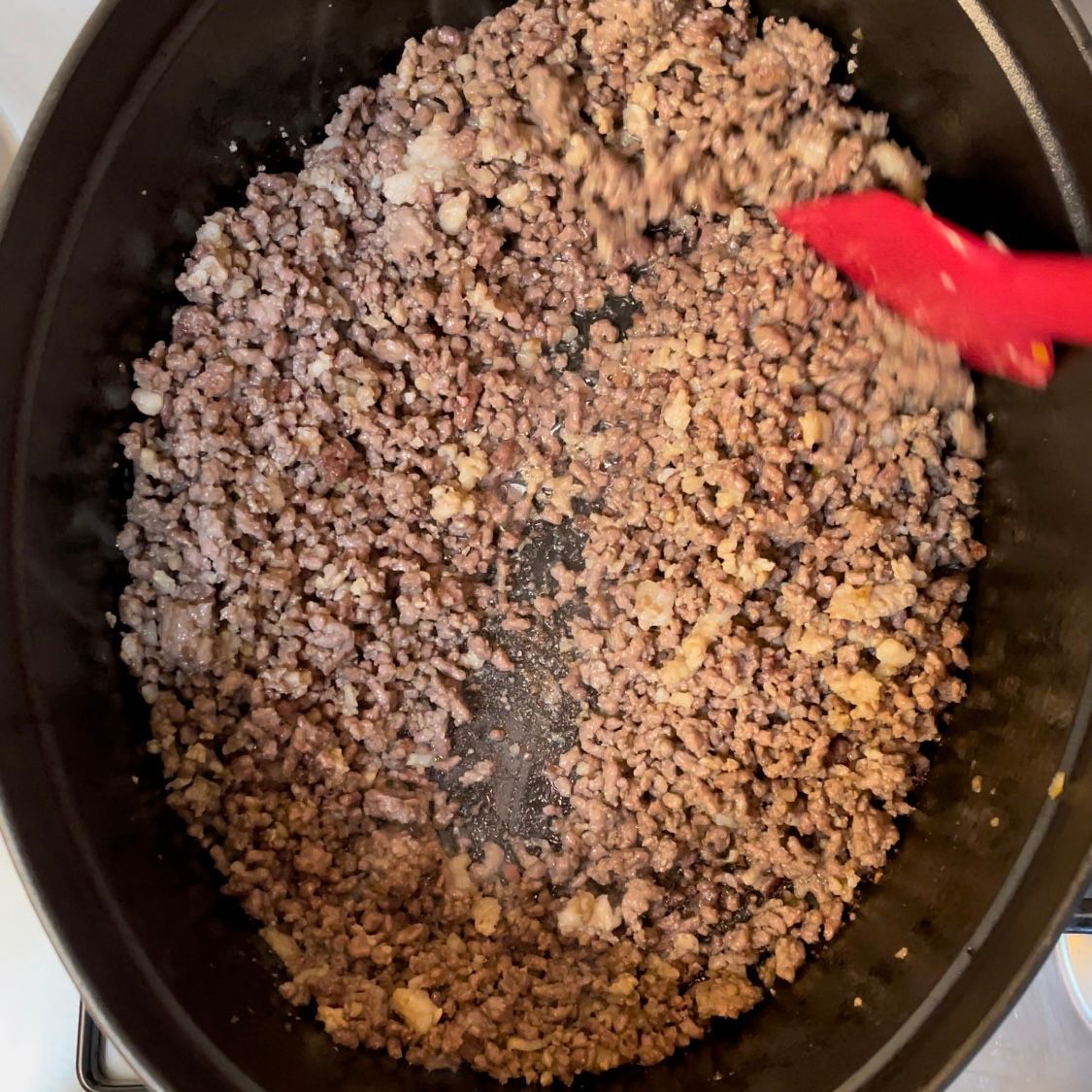 La carne del ragù ben rosolata e tostata, dopo l'evaporazione dell'acqua.