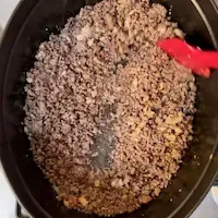 Carne del ragù ben rosolata e tostata in pentola.