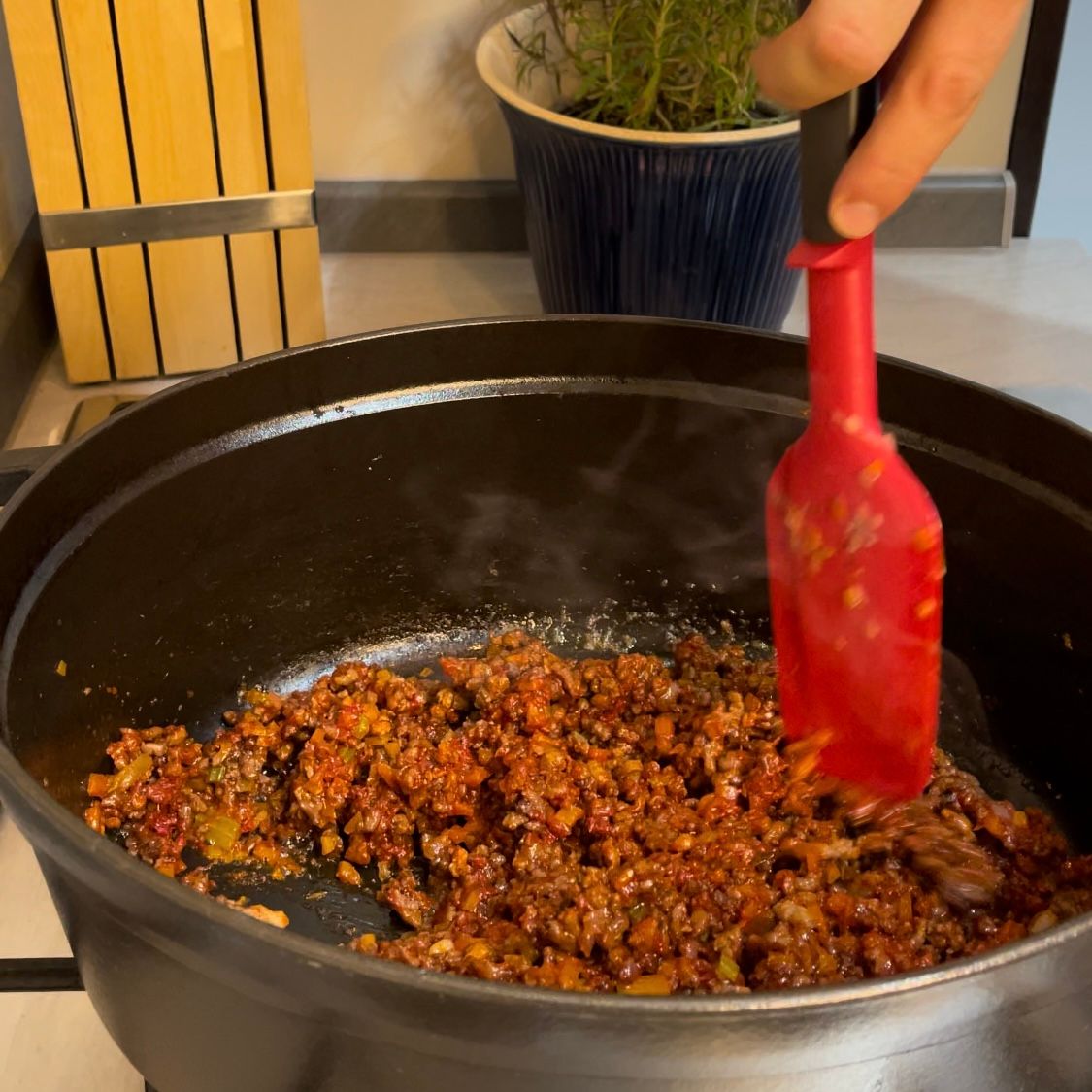 Concentrato di pomodoro che tosta per qualche minuto nel ragù.