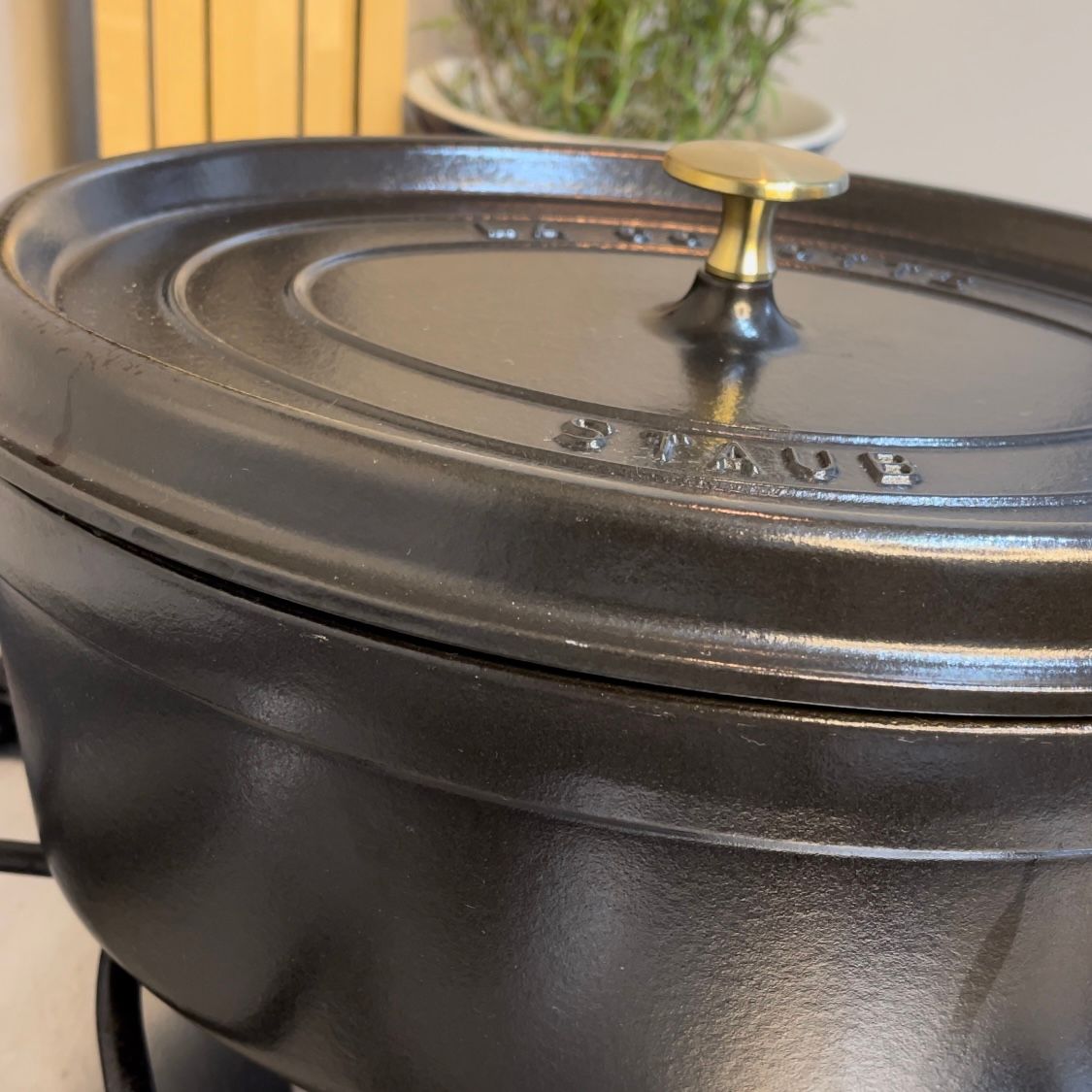 Ragù alla bolognese che sobbolle lentamente a fuoco bassissimo con il coperchio