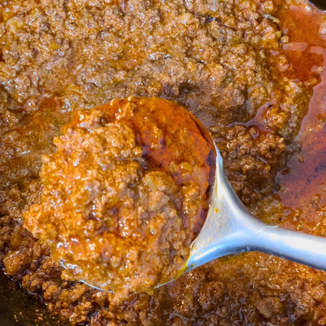 Il ragù alla bolognese tradizionale a fine cottura, ricco e corposo.