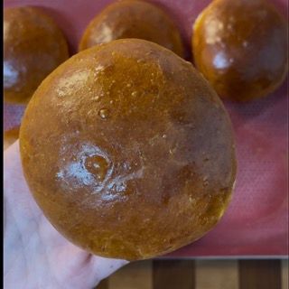 Una persona tiene un panino in mano