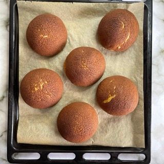 Un mucchio di palline marroni su un pezzo di carta