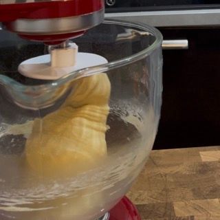 Un primo piano di un mixer con l'impasto dentro