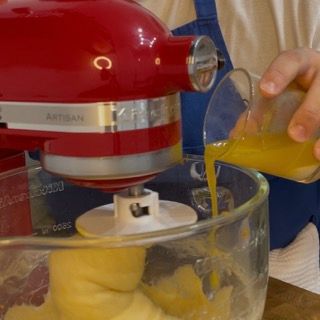 Una persona sta versando del liquido in un mixer KitchenAid