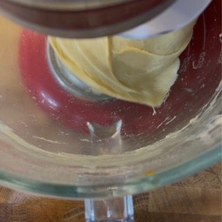 Un primo piano di un mixer con burro dentro