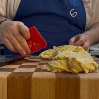 Un uomo che indossa un grembiule con la lettera g sopra