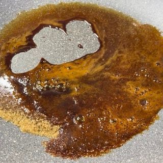 Un primo piano di un liquido marrone in una padella