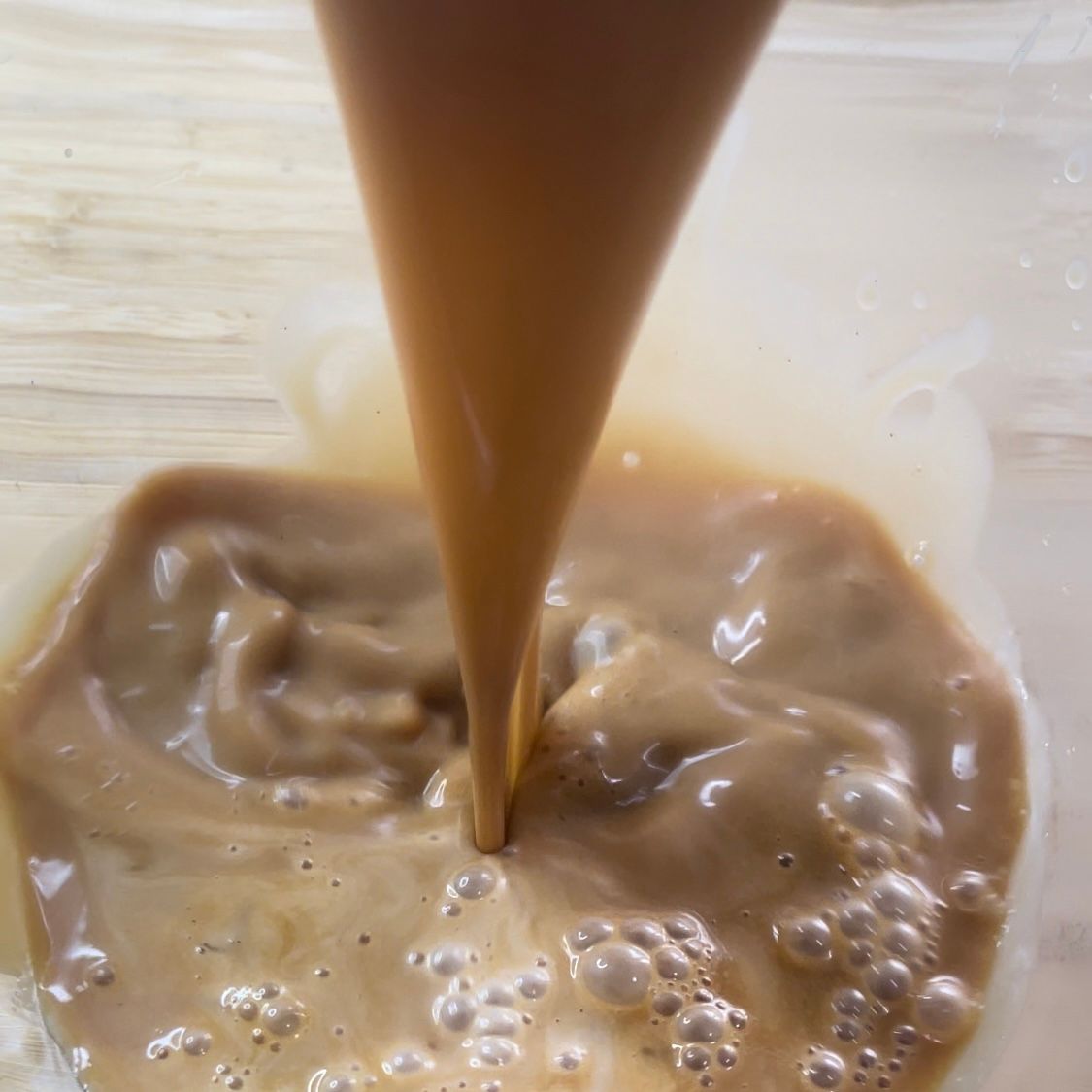 Un primo piano di una tazza di caffè versata in una tazza.