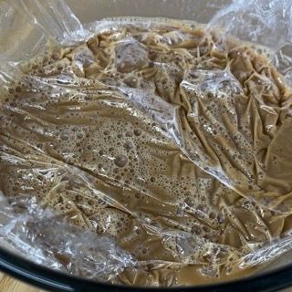 Un primo piano di una ciotola di cibo avvolta nella plastica