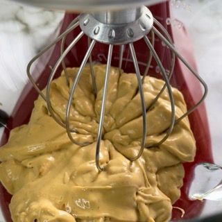 Un primo piano di un mixer pieno di liquido marrone