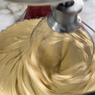 Un primo piano di un mixer con un liquido giallo al suo interno