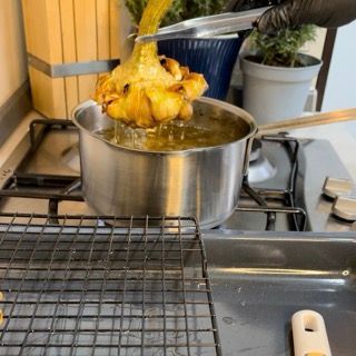 Una pentola di cibo viene cucinata sul fornello