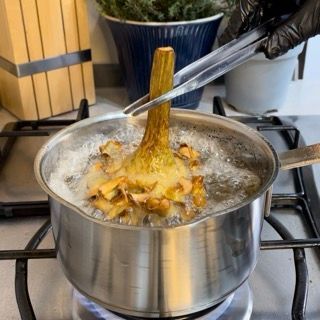 I carciofi vengono cotti in una pentola con acqua sul fornello.