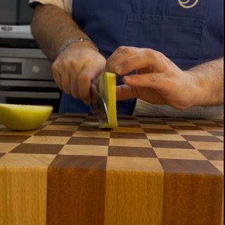 Parti restanti delle mele (vicino al torsolo) su un tagliere.