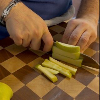 Pezzi di mela tagliati a cubetti piccoli.