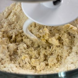 Primo piano di un mixer in una ciotola di farina.