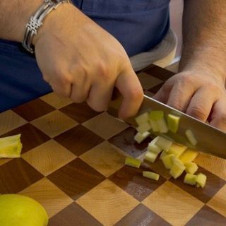 Cubetti di mela in una ciotola, pronti per il ripieno della torta.