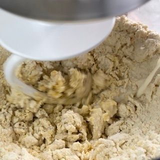 Una persona sta mescolando gli ingredienti in una ciotola con un mixer.