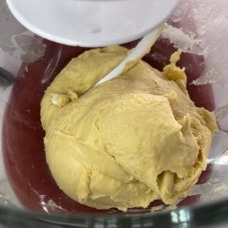 Una ciotola di impasto viene mescolata da un mixer