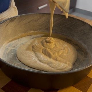 Primo strato di impasto livellato sul fondo della teglia.