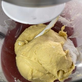 Una ciotola di impasto viene mescolata da un mixer