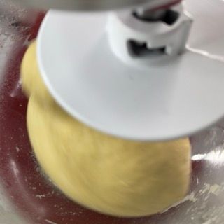 Un primo piano di un mixer con l'impasto dentro