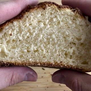 Una persona tiene in mano una fetta di pane