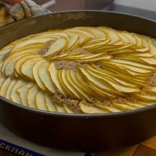 Torta di mele in forno statico durante la cottura.