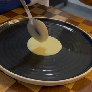 Una fetta di torta di mele soffice su un piattino.