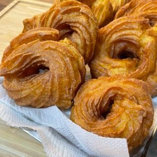 Un mucchio di ciambelle sono appoggiate su un tovagliolo su un tavolo