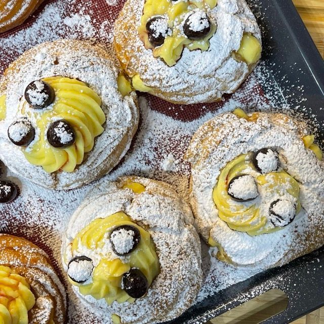 Un vassoio di pasticcini con sopra lo zucchero a velo