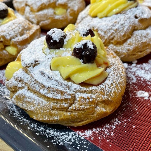 Un primo piano di un dolce con zucchero a velo sopra