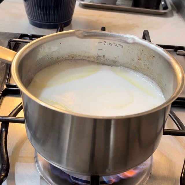 Una pentola su un fornello con la scritta 7 tazze americane