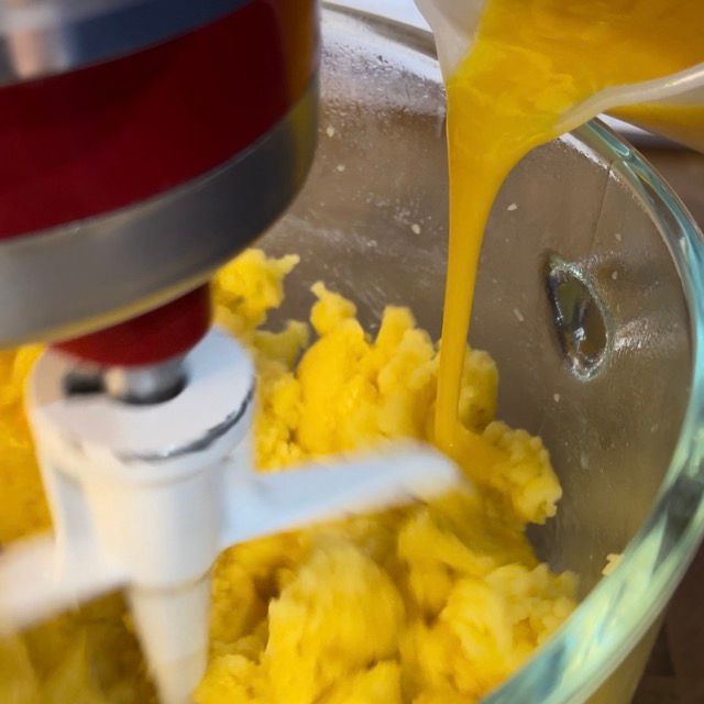 Il liquido giallo viene versato in una ciotola di vetro