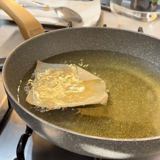 Una padella con un pezzo di carta dentro