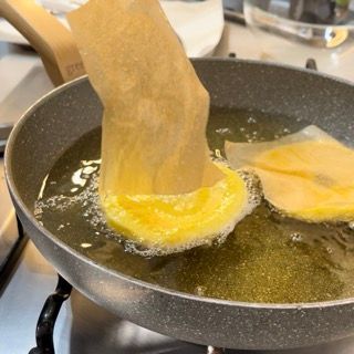 Una padella con un pezzo di carta dentro