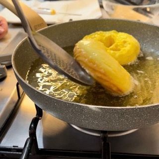 Due ciambelle vengono cotte in una padella