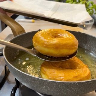 Due ciambelle vengono cotte in una padella