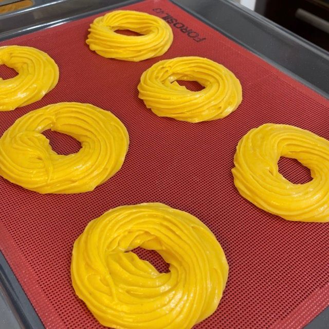 Un mucchio di ciambelle gialle su un tappetino rosso