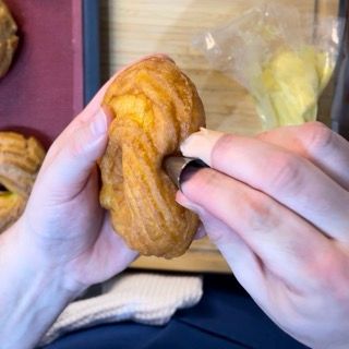 Una persona tiene in mano un dolce