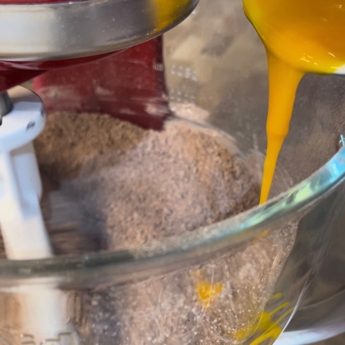 Un liquido giallo viene versato in una ciotola di vetro