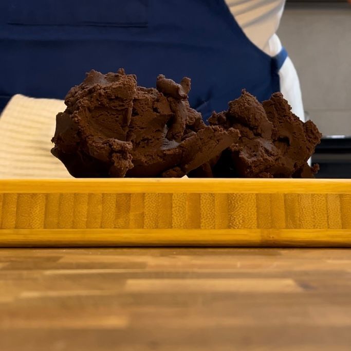 Un vassoio giallo con sopra un mucchio di pasta al cioccolato