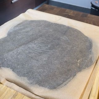 Un pezzo di carta con una sostanza grigia sopra